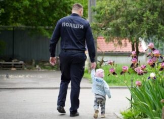 Заряд человечности: одесские правоохранители посетили специализированный дом ребенка