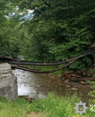 На Буковині обвалився міст з дітьми: що відомо (відео)